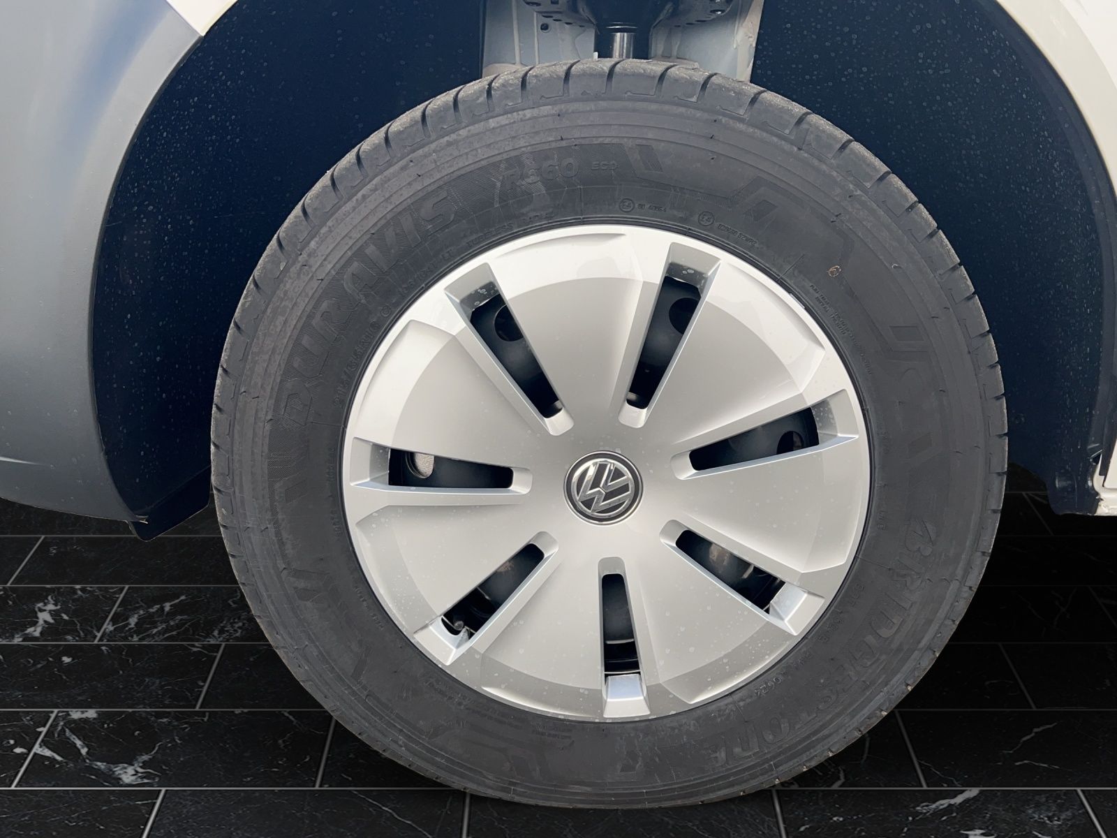 Fahrzeugabbildung Volkswagen T6 Kombi T6.1 TDI 9 Sitzer LR Klima, PDC, AHK Vo