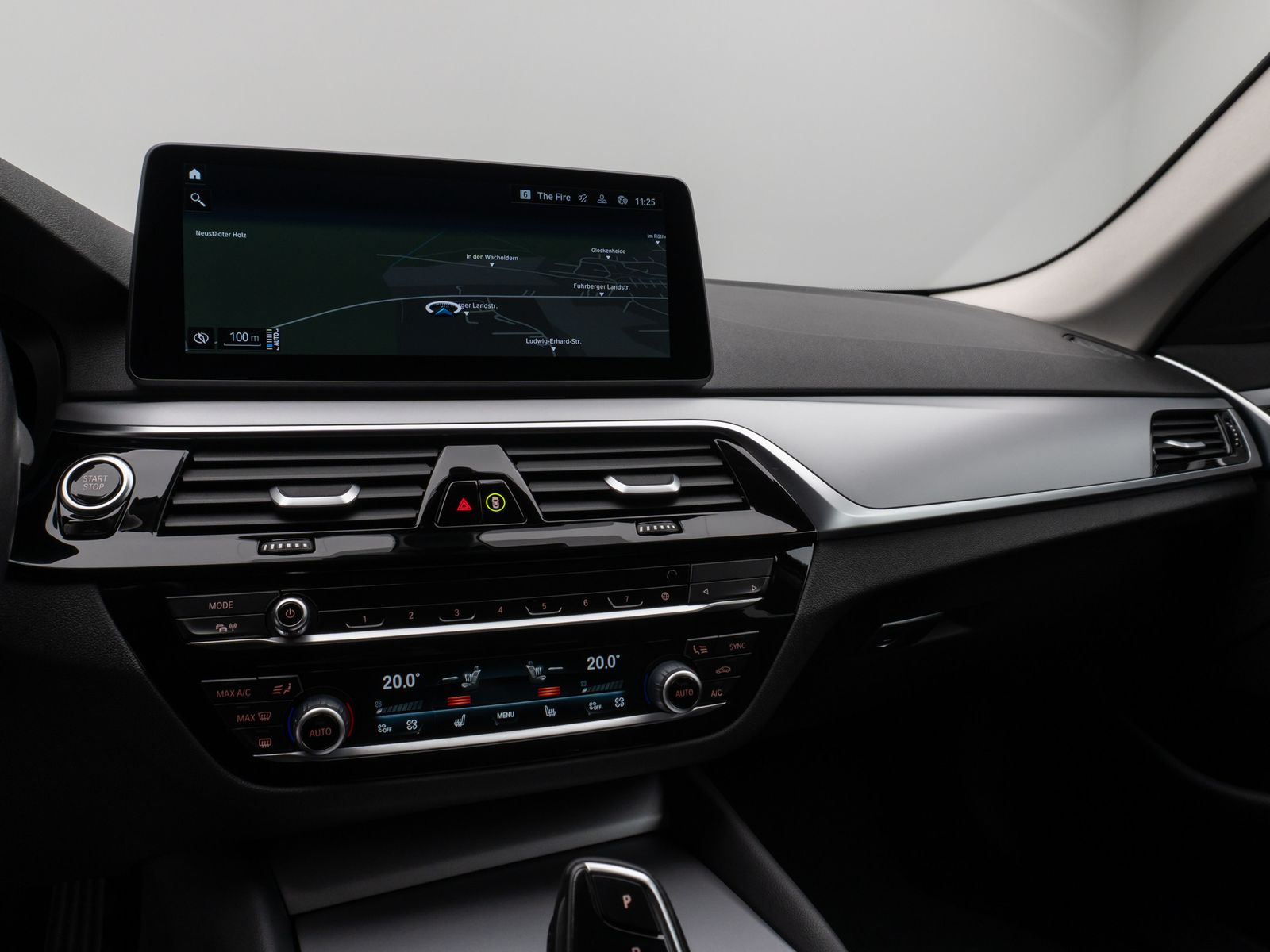 Fahrzeugabbildung BMW 530e Kamera DAB CockPitPro Sitzhzg Alarm LED