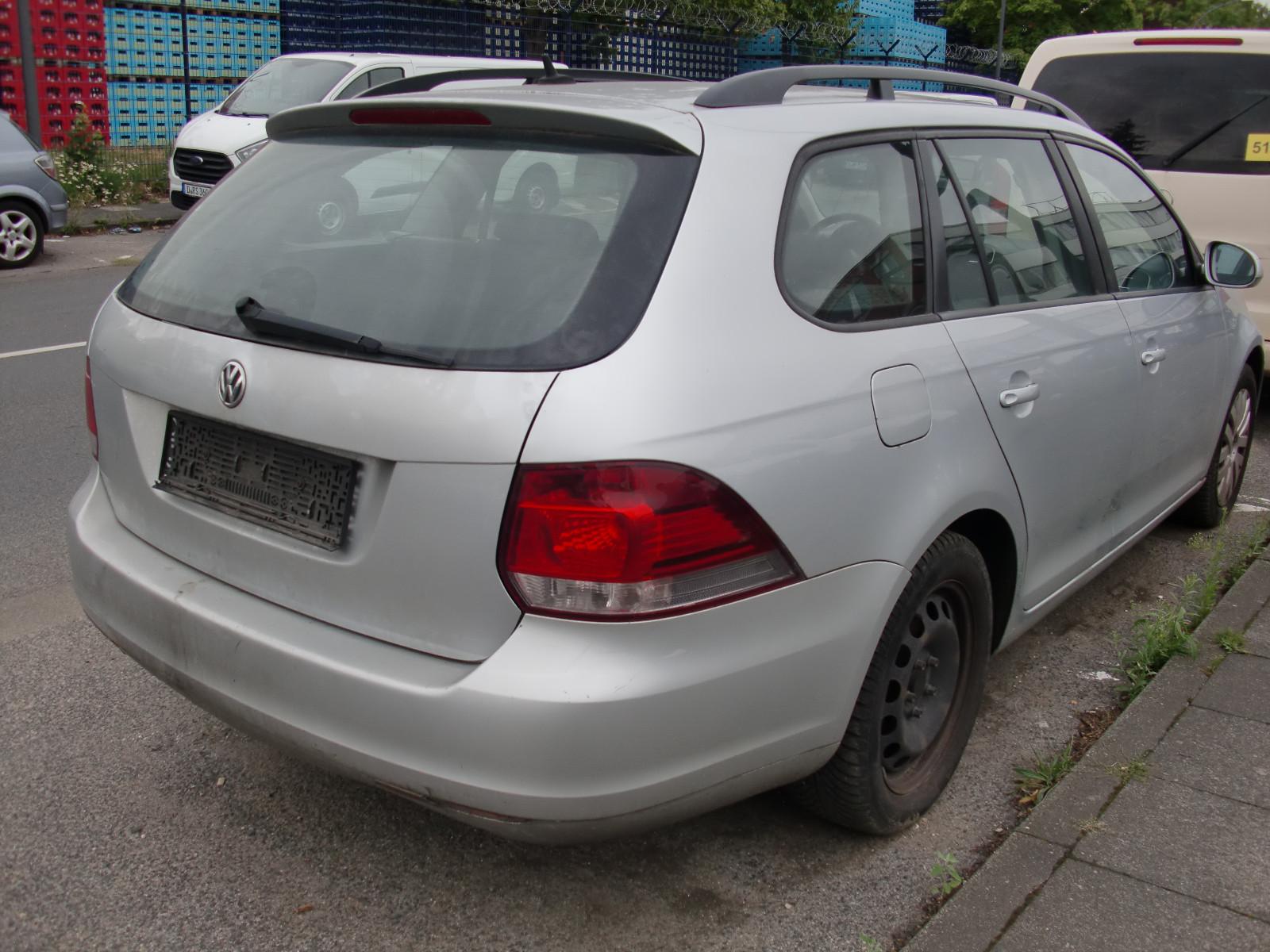 Volkswagen Golf 2012 — rear view