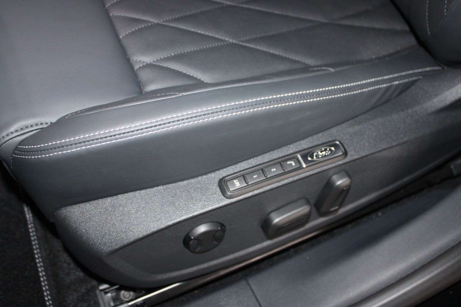 Fahrzeugabbildung Ford Explorer BEV Extended Range  RWD Premium mit AHK