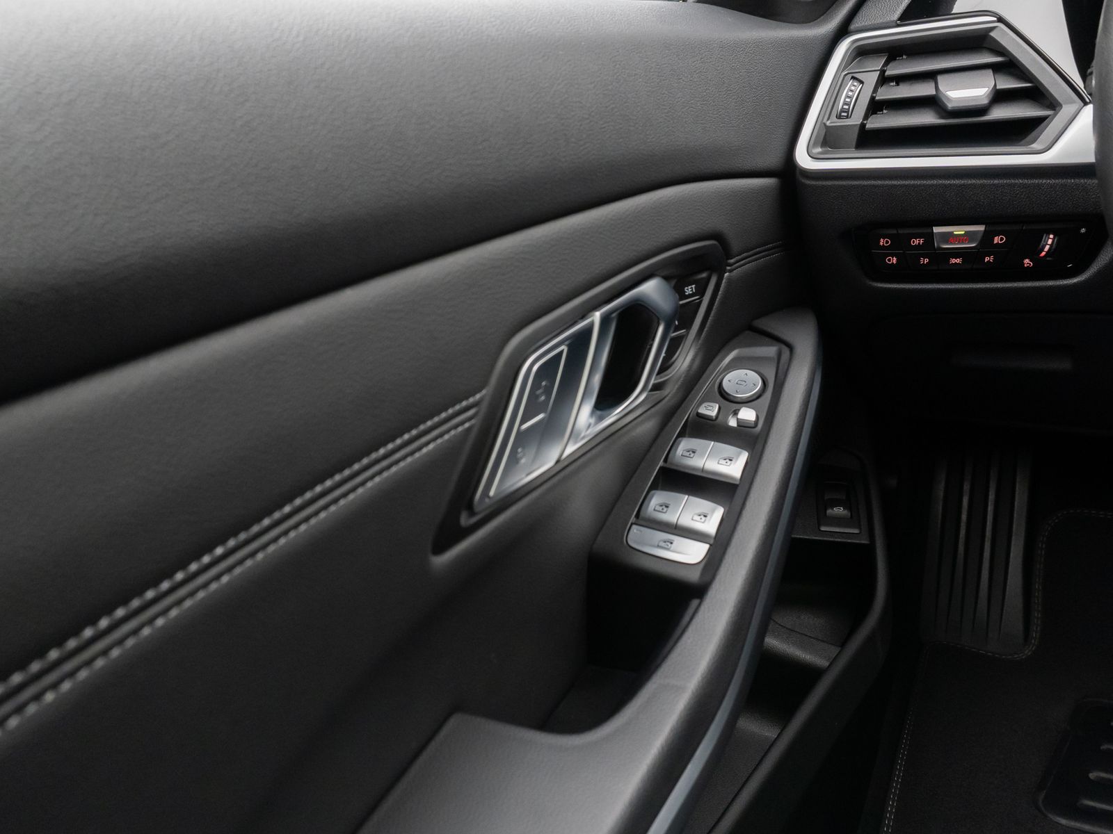 Fahrzeugabbildung BMW 320d Panorama HiFi PDC LED Geschwindigkeitsreg