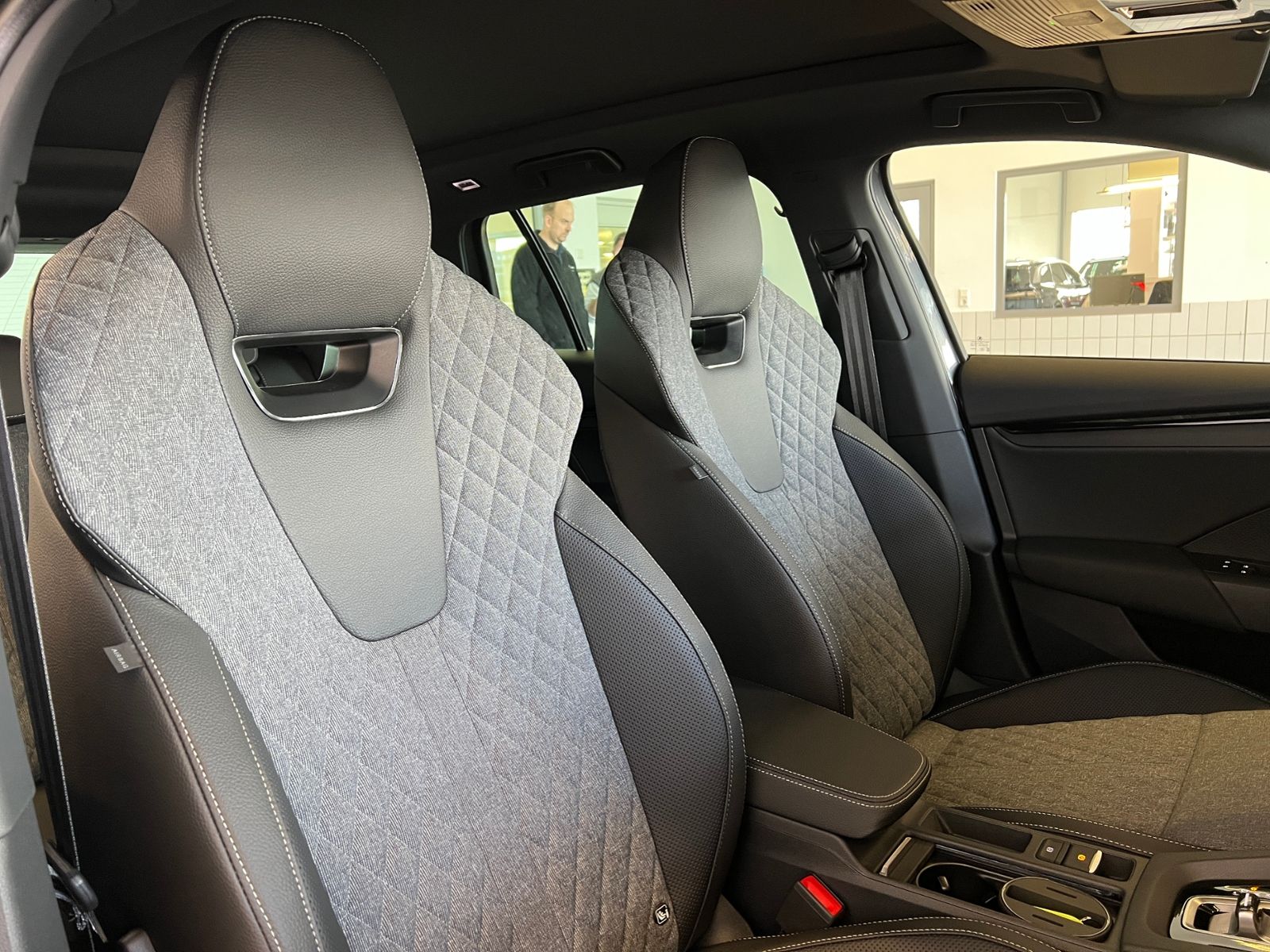 Fahrzeugabbildung SKODA Octavia Combi IV Sportline 2.0 TDI DSG *AHK, LED