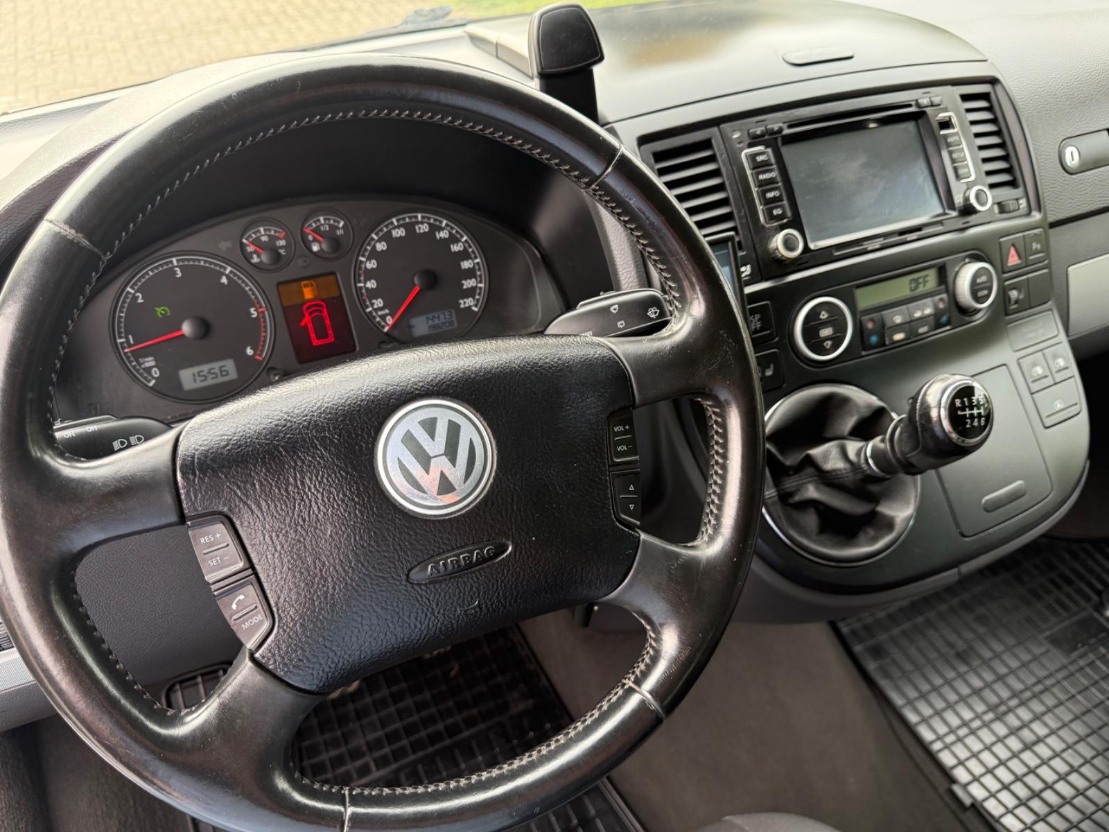 Volkswagen T5 Multivan Comfortline 2.5 TDI 5 cyl. 174 ch BVM / 7 places / Chauffage auxiliaire / GPS / Attelage 2,5 t