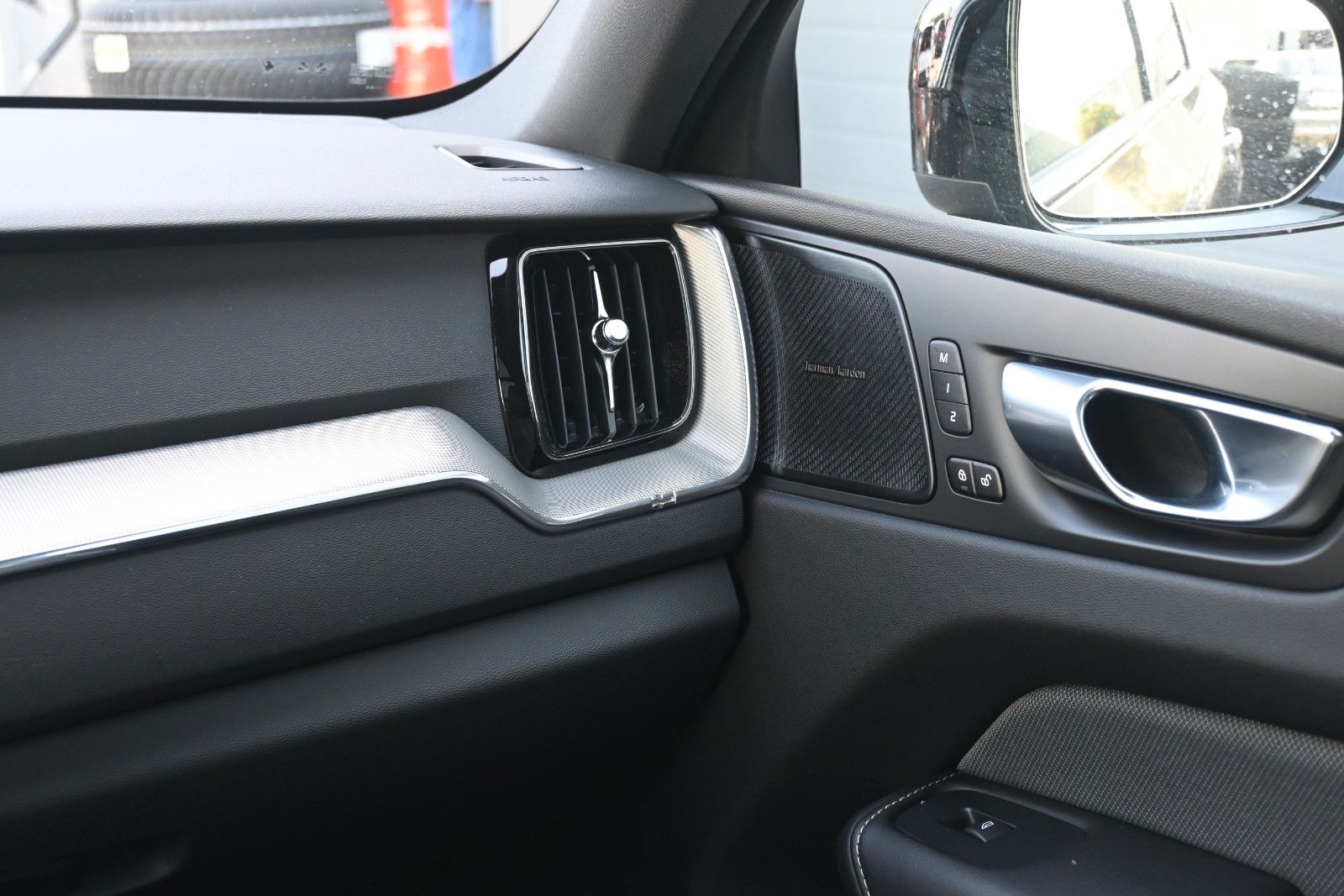 Fahrzeugabbildung Volvo XC60 B4 AWD Plus Dark*LED*PANO*STHZ*H&K*360°*AHK