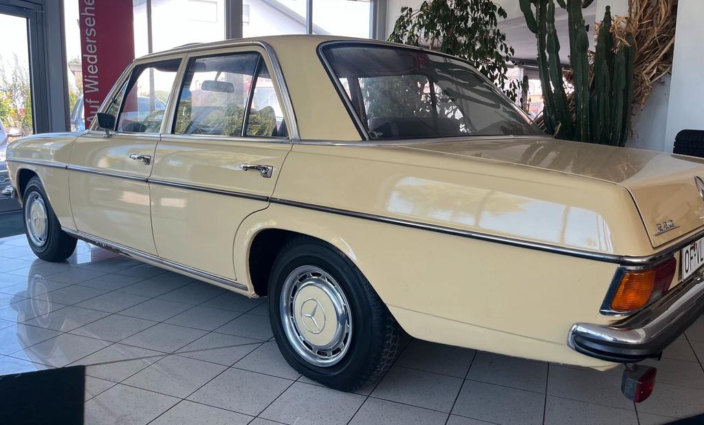 Mercedes-Benz 220