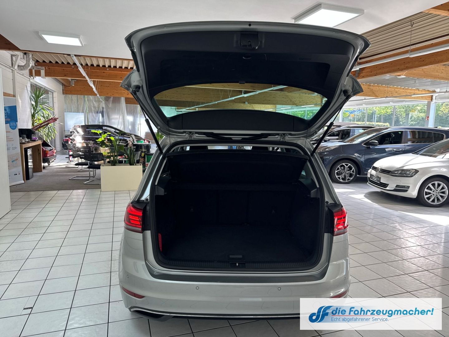 Fahrzeugabbildung Volkswagen Golf Sportsvan VII Join StandHZG Navi Dyn. Kurve