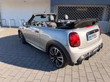 MINI John Cooper Works Cabrio mit Vollausstattung.   - silberne MINI John Cooper Works Cabrio