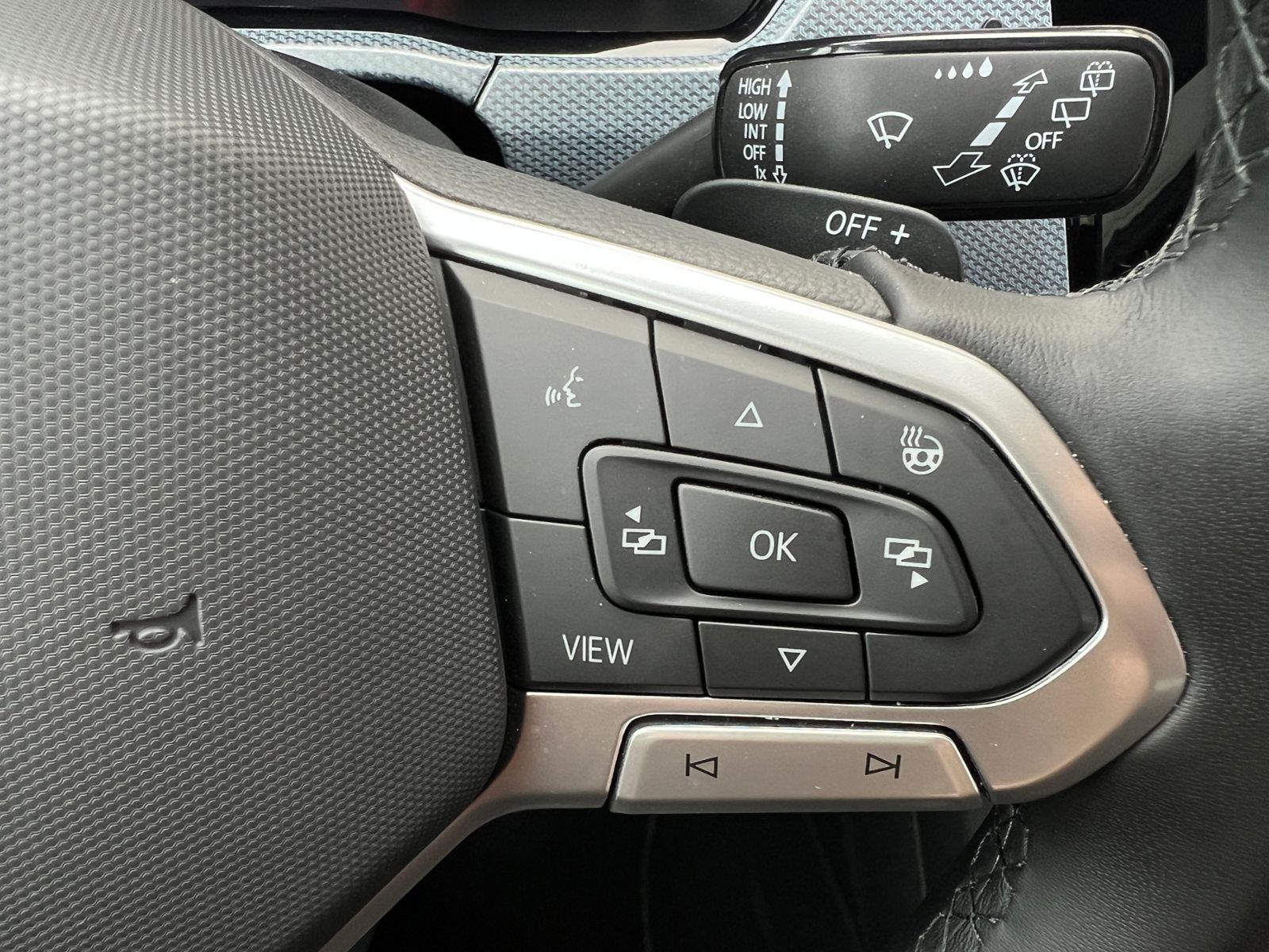 Fahrzeugabbildung Volkswagen Touran Comfortline 2.0 TDI DSG *R-Line Ext., AHK