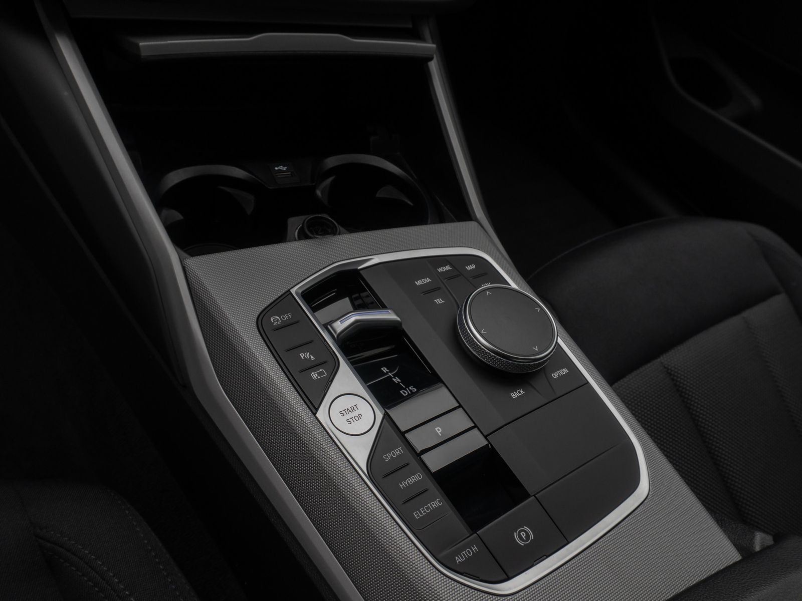 Fahrzeugabbildung BMW 330e GeschwindigReg PDC CockpitPlus DAB Sport