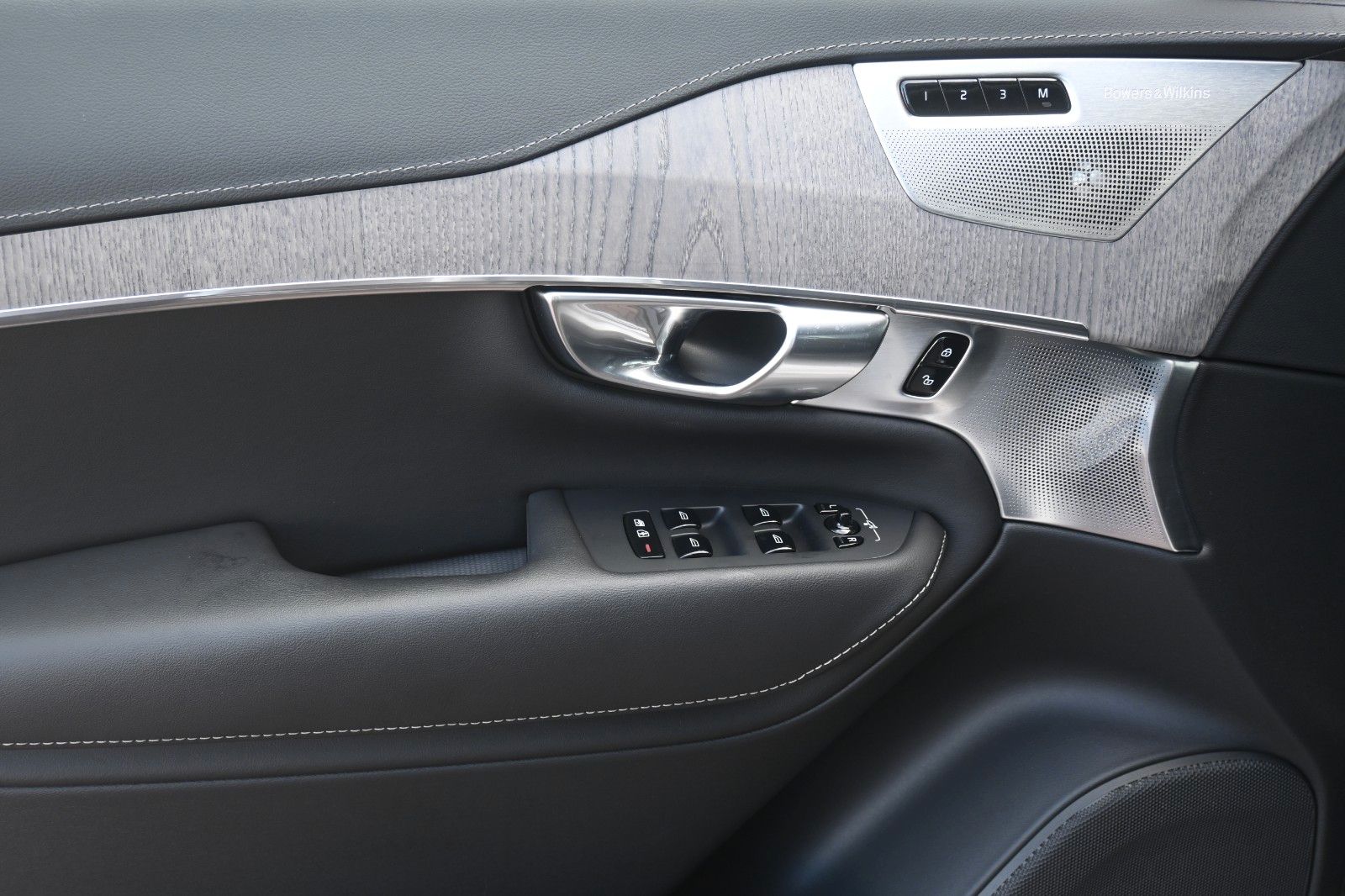 Fahrzeugabbildung Volvo XC90 B5D AWD Ultimate Bright*LED*PANO*STHZ*B&W*