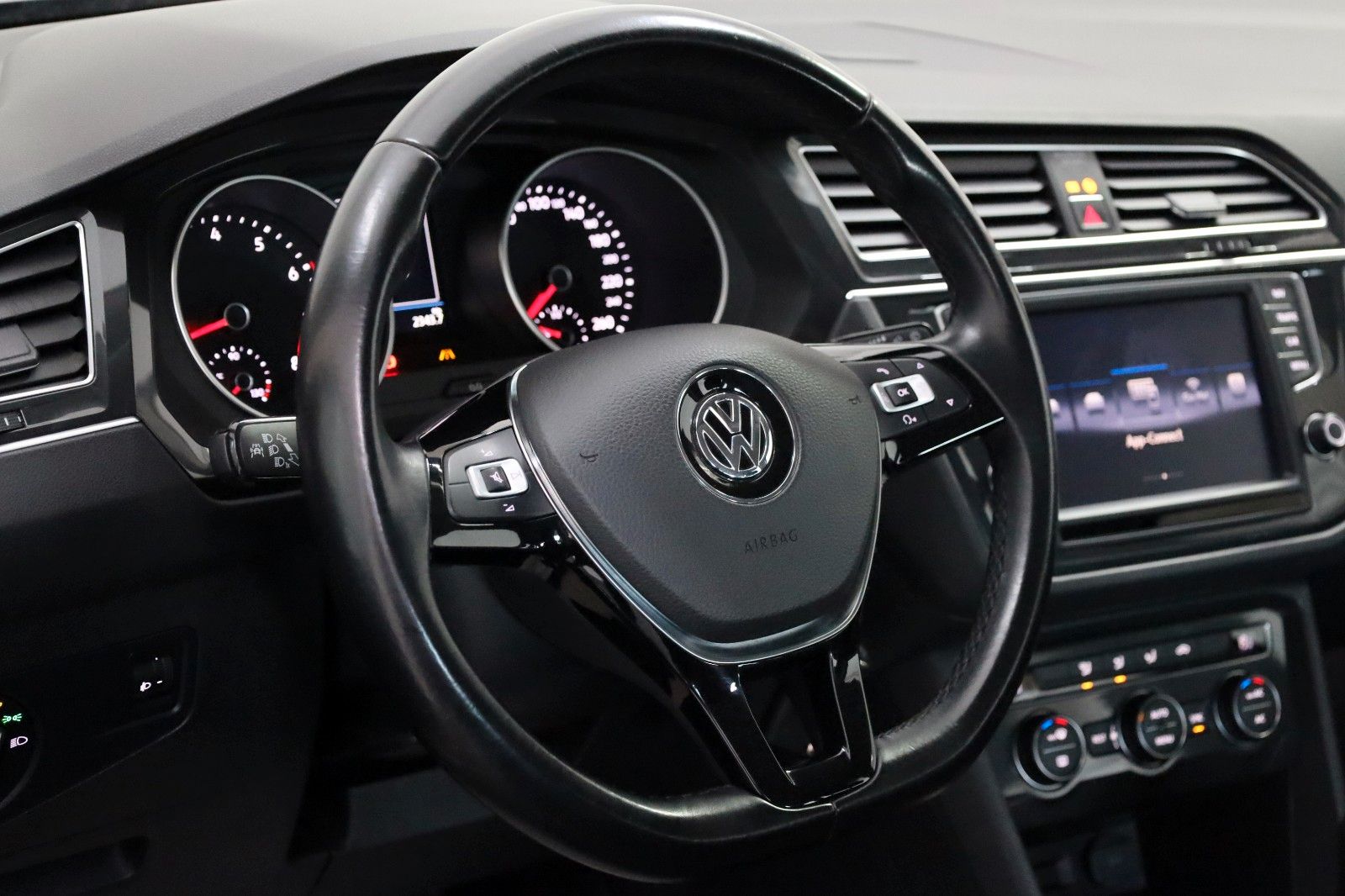 Fahrzeugabbildung Volkswagen Tiguan Comfortline BMT Navi,PDC,LM 19"+WR