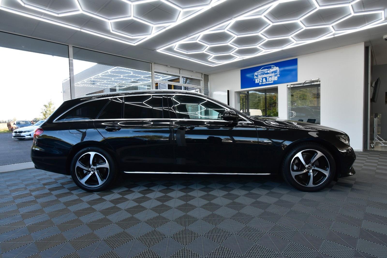 Mercedes-Benz E220d T-Modell LED SHZ RFK Glasdach Sportstyle