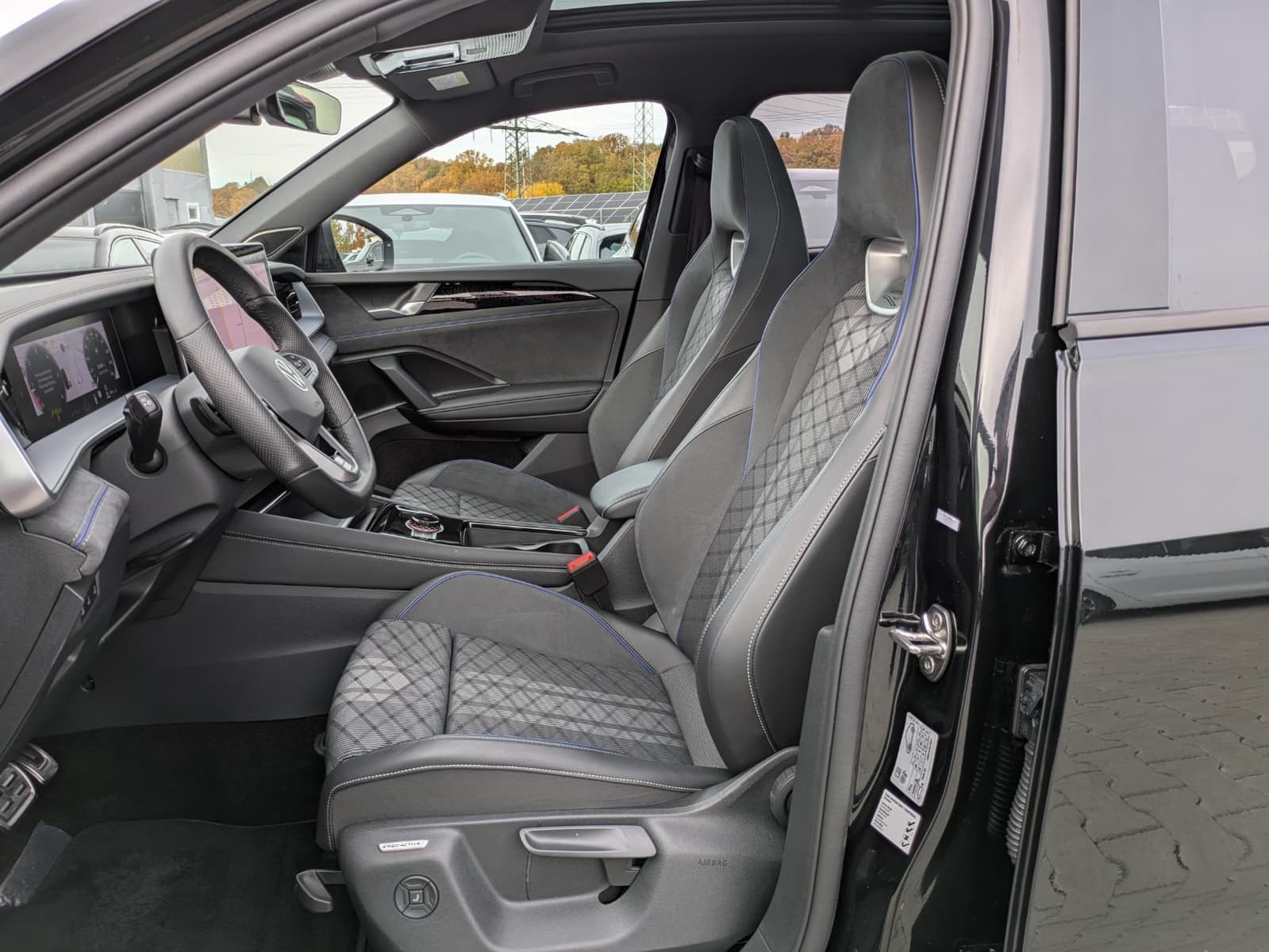 Fahrzeugabbildung Volkswagen Tayron 2.0 TDI 4M R-Line 7Si*MATRIX*AHK*PANO*HUD