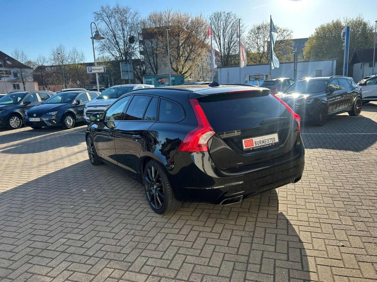 Fahrzeugabbildung Volvo V60 D3 Linje Svart Pano Leder digital SHZ H&R Ka