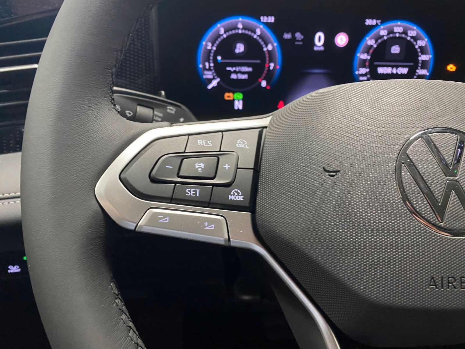 Fahrzeugabbildung Volkswagen Tiguan 1.5 eTSI OPF DSG +ACC+LED+NAVI+PARKASSIST