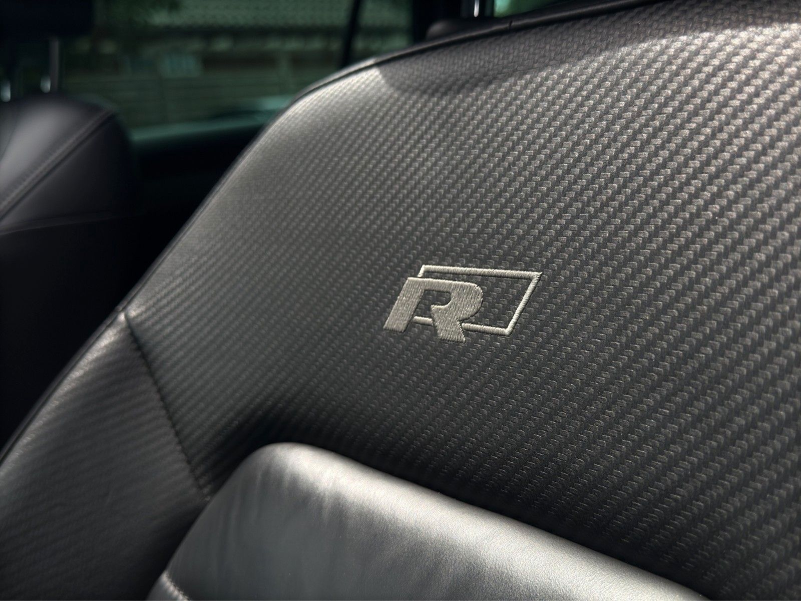 Fahrzeugabbildung Volkswagen Passat Variant *R-Line*Pano*DYNAUDIO*Virt.Cock*