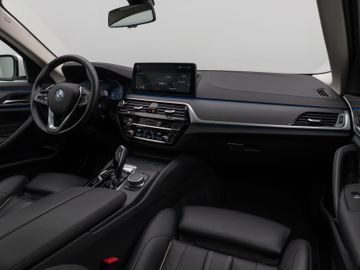 Fahrzeugabbildung BMW 530e Tour Luxury Line HiFi Pano AHK Kamera DAB