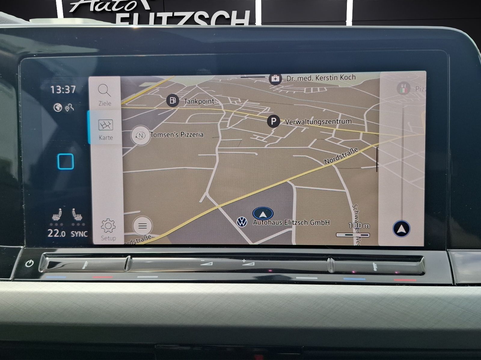Fahrzeugabbildung Volkswagen Golf VIII TSI Life LED AHK STHZ ACC Navi Pano AI