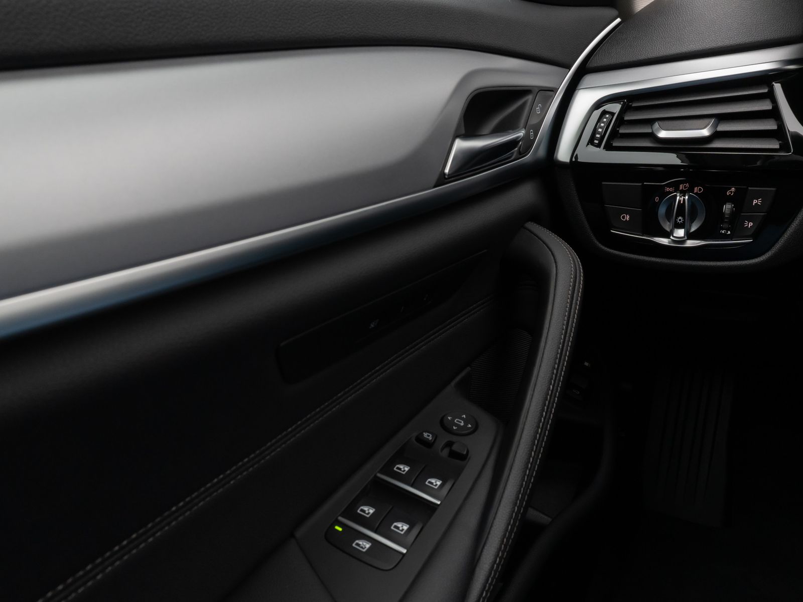 Fahrzeugabbildung BMW 530e xD Panorama 360°HUD DAB Leder Alarm 18Zoll