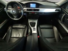 BMW 320 i Navi SHZ 19" Alus PDC Leder 
