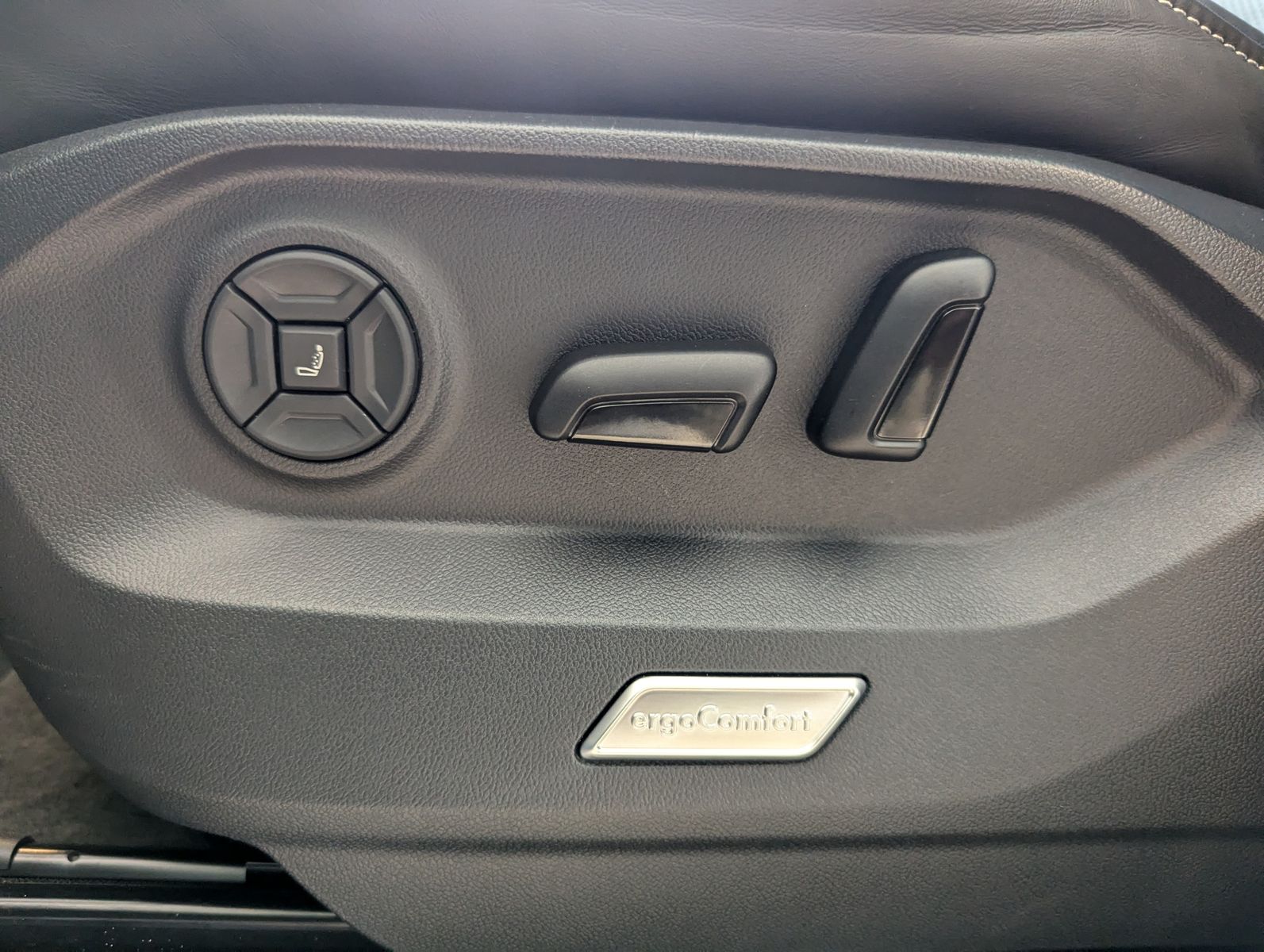 Fahrzeugabbildung Volkswagen Touareg 3.0TDI 4M R-Line VOLL Black 22" UPE 114T