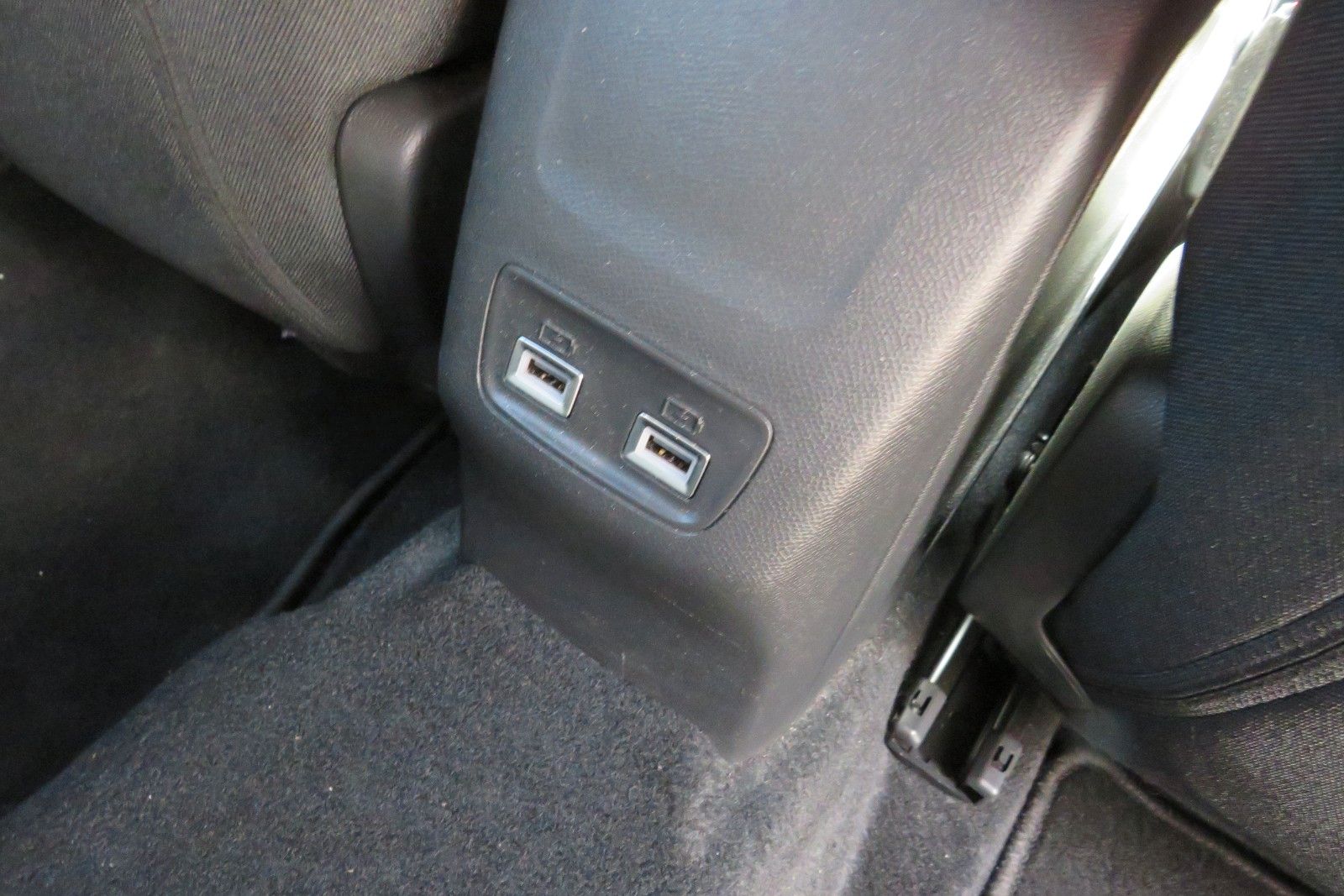 Fahrzeugabbildung Peugeot 2008 e- ALLURE NAVI GRA APP-CON SITZH. PDC 1.HD