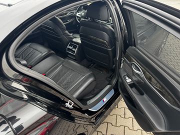 BMW 750 - 12