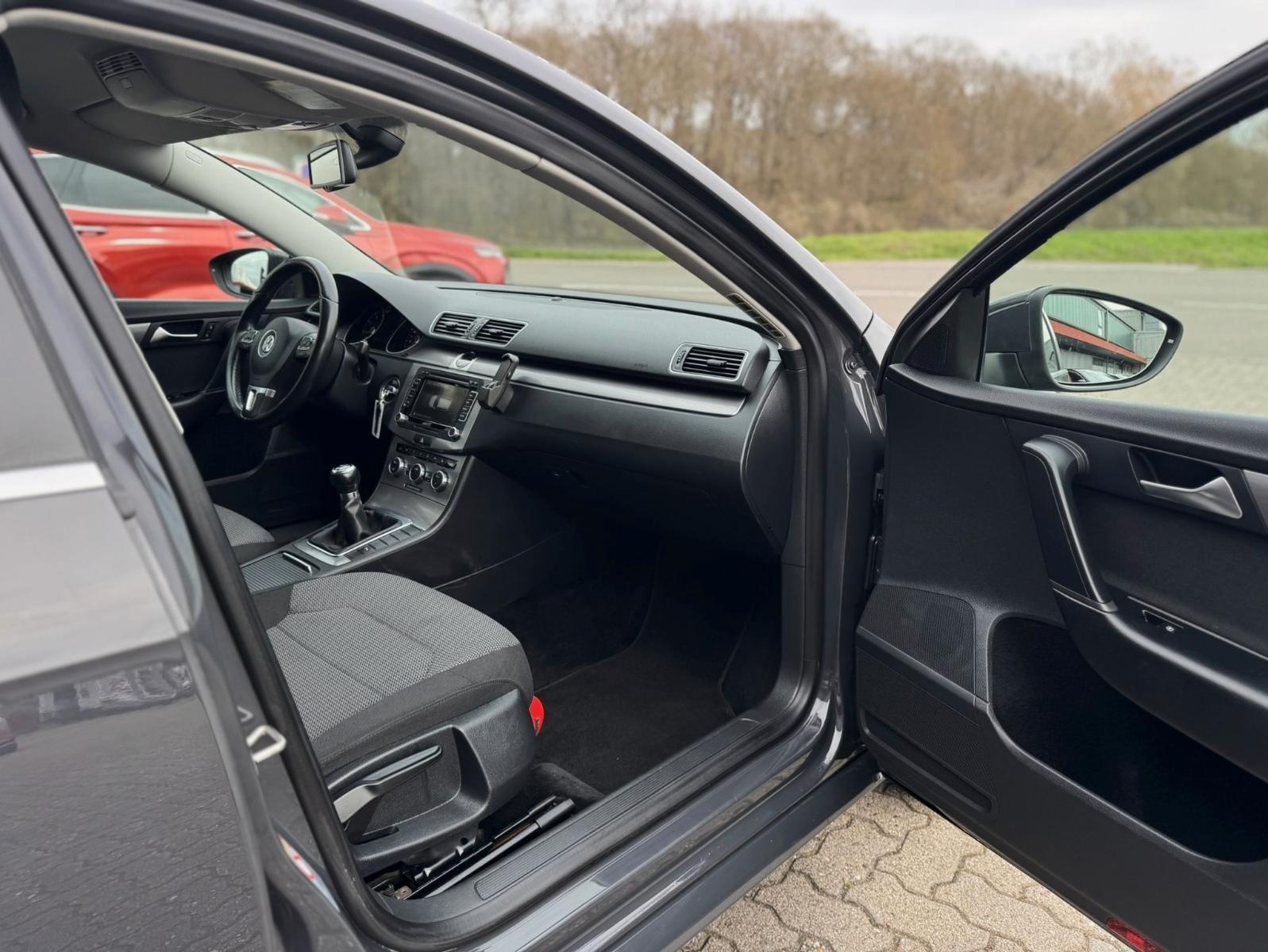 Volkswagen Passat 2012 — photo 16