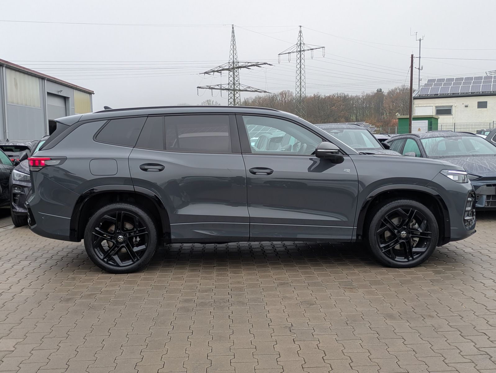 Fahrzeugabbildung Volkswagen Tayron 2.0 TDI 4M R-Line BLACK*7Si*MATRIX*PANO