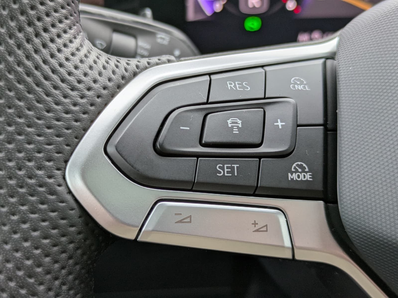 Fahrzeugabbildung Volkswagen Tiguan 2.0 TDI 4M R-Line PANO*H&K*AHK*MATRIX*20"