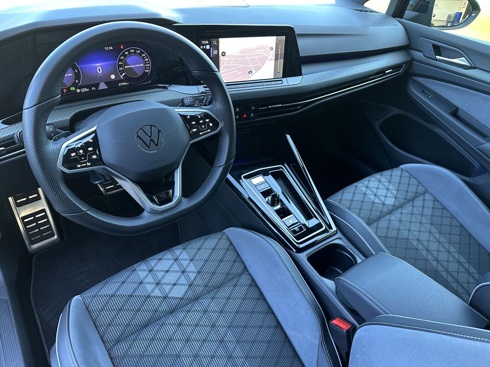 Fahrzeugabbildung Volkswagen Golf VIII 2.0 TSI DSG R-Line NAV+LED+AHK+KAM+ACC