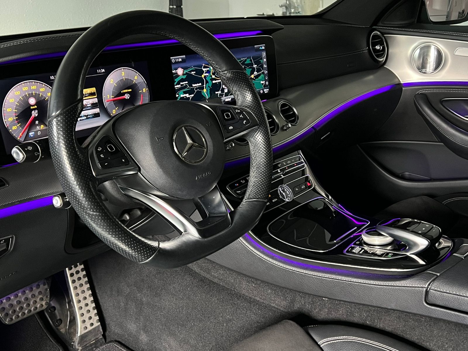 Fahrzeugabbildung Mercedes-Benz E 220 d AMG-LINE/PANO/BURMESTER/DISTRONIC PLUS