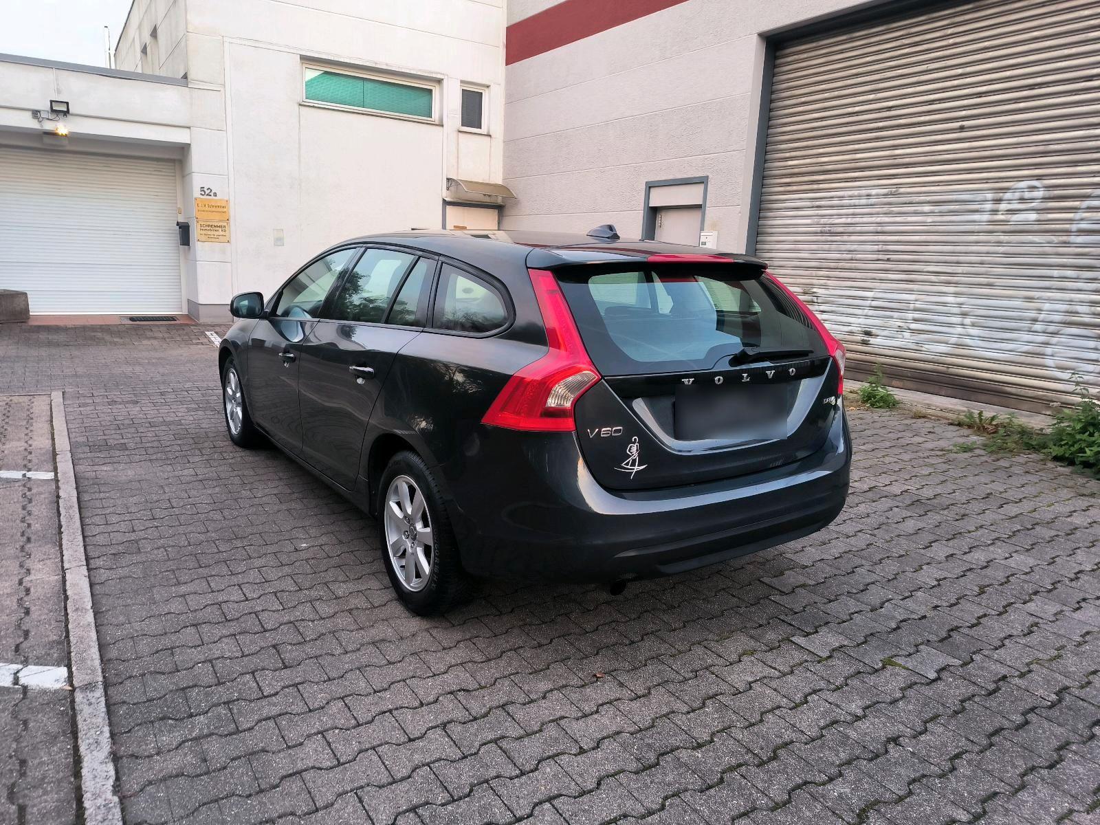 Volvo V60 2011 — салон