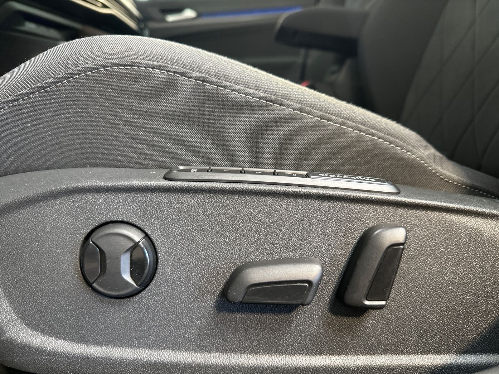 Fahrzeugabbildung Volkswagen Golf Variant 2.0 TDI DSG Style NAV+LED+PANO+AHK