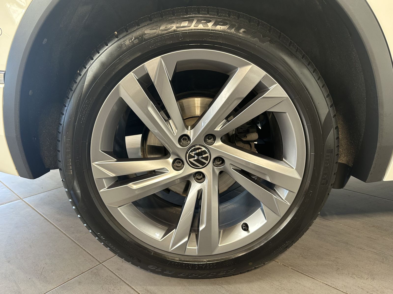 Fahrzeugabbildung Volkswagen Tiguan 2.0 TDI DSG 4M R-Line NAV+MATRIX+PANO+KAM