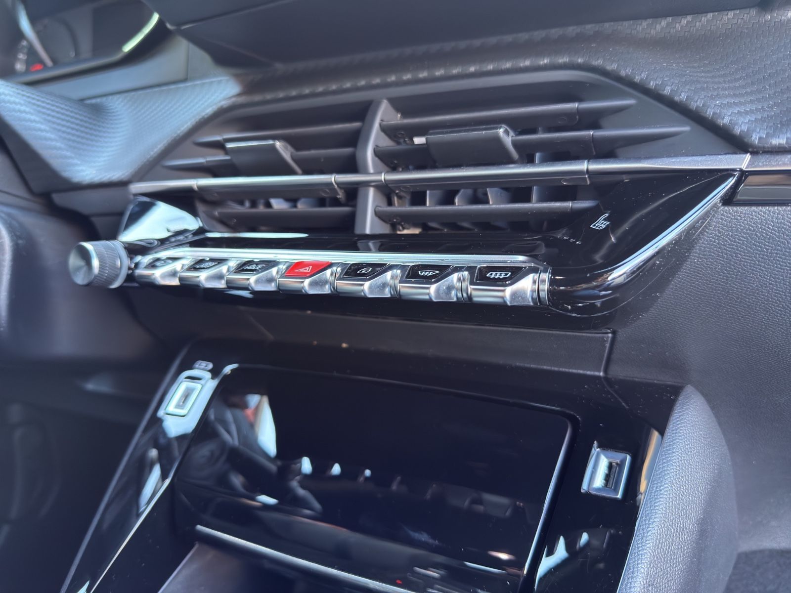 Fahrzeugabbildung Peugeot 2008 Allure 1.5 *CarPlay*SitzHZ*Navi*Kamera*