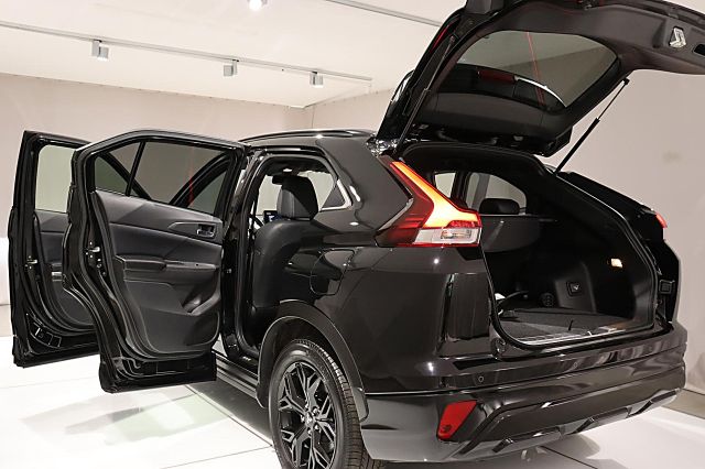 Eclipse Cross Plus SELECT Black Hybrid 4WD KAMER