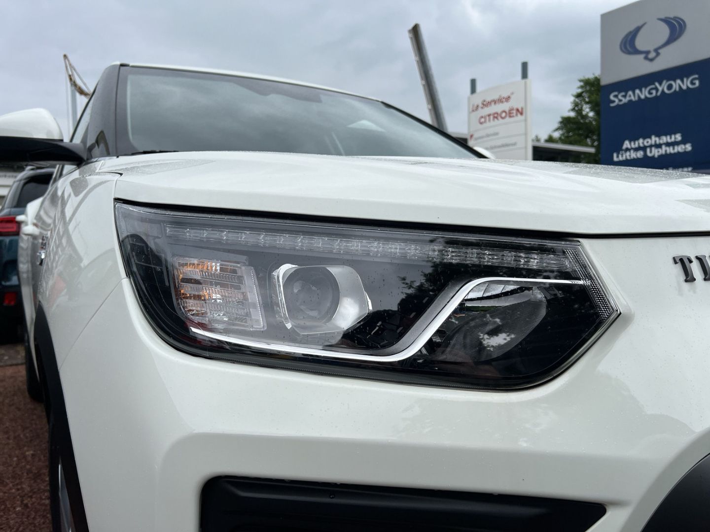 Fahrzeugabbildung KGM Tivoli Nomad MT Navi CarPlay DAB SHZ Spurhalte.