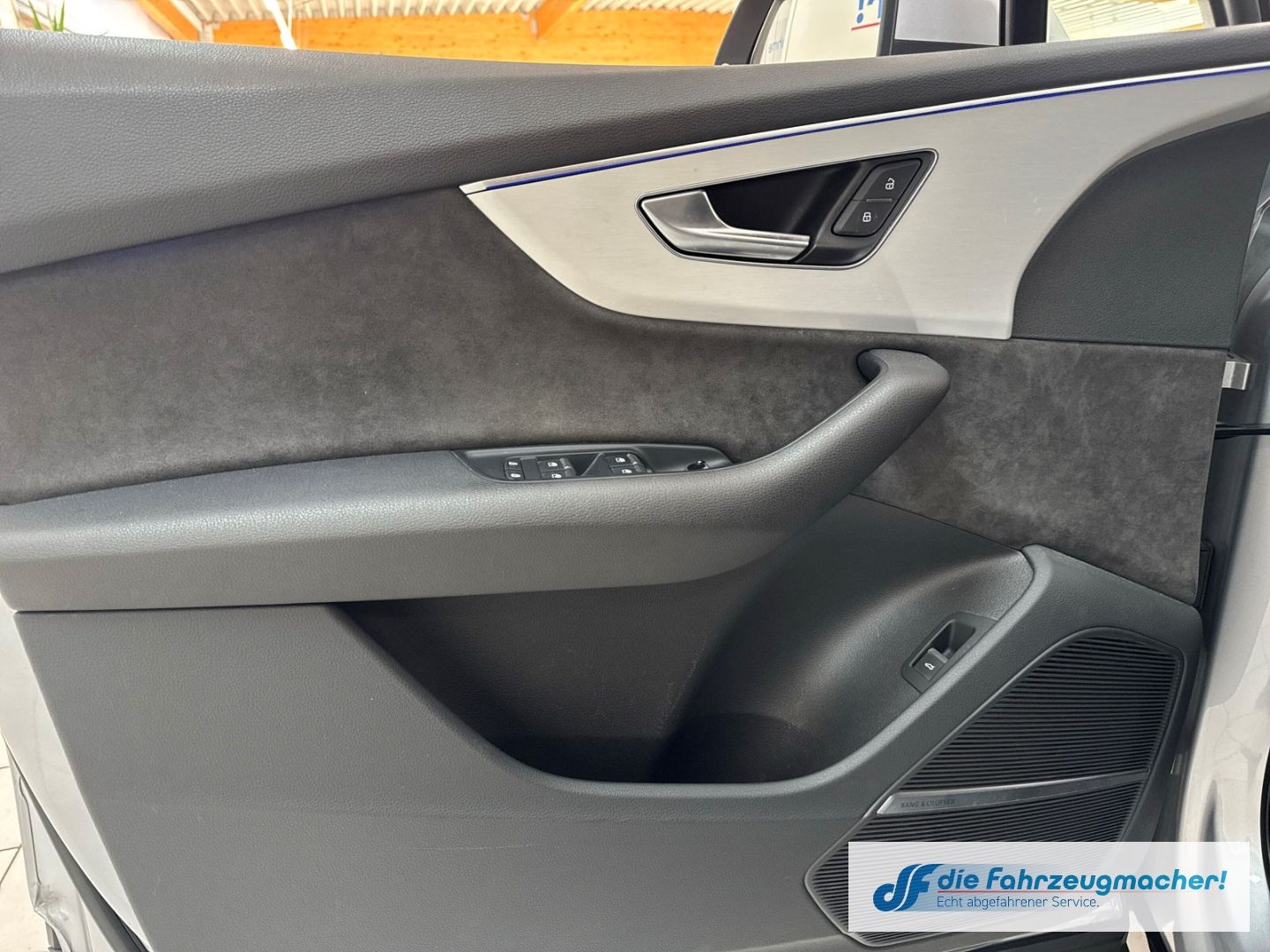Fahrzeugabbildung Audi Q7 45 TDI quattro S-line Sportpaket LuftfeNiveau
