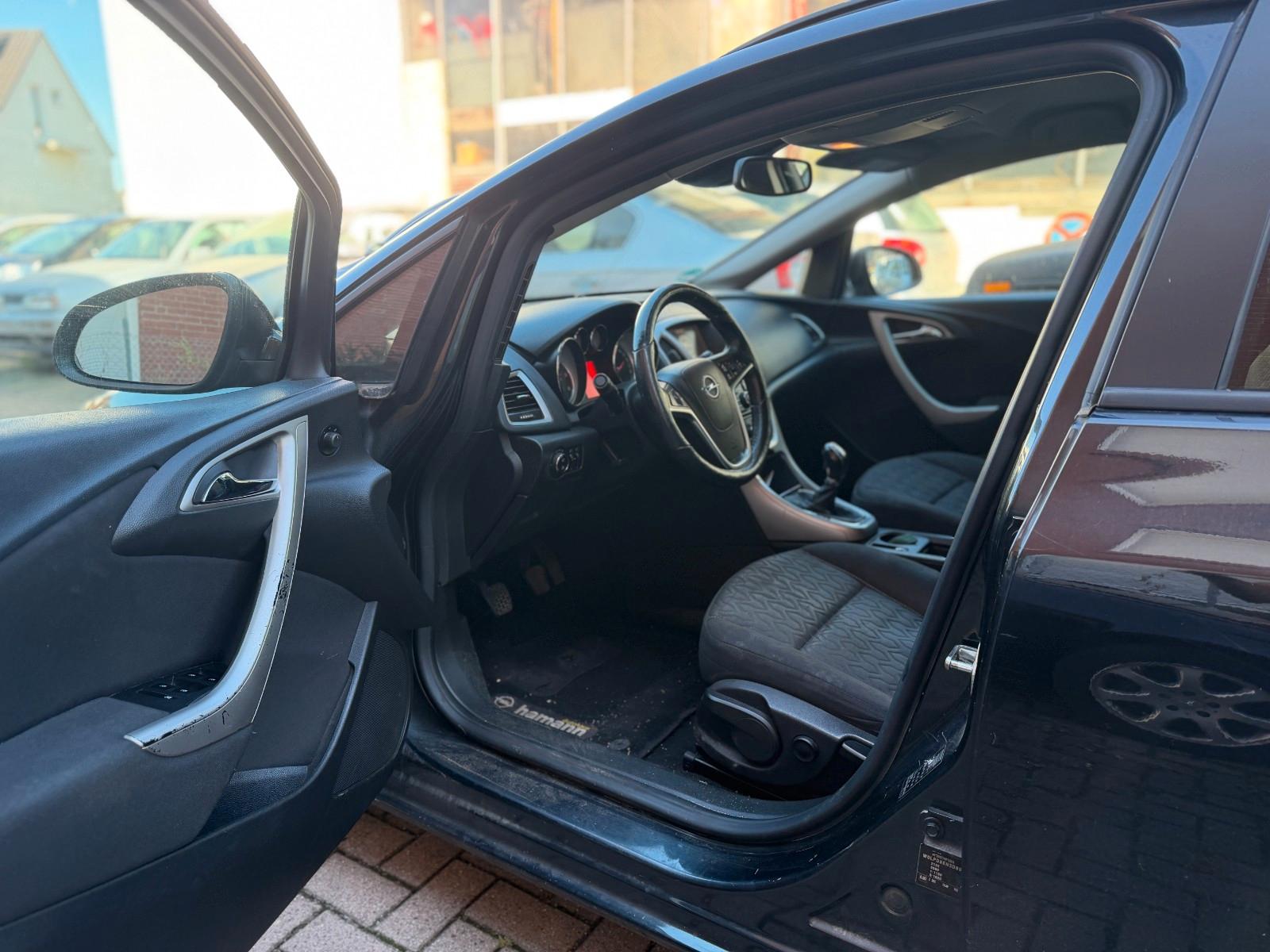 Opel Astra 2013 — photo 10