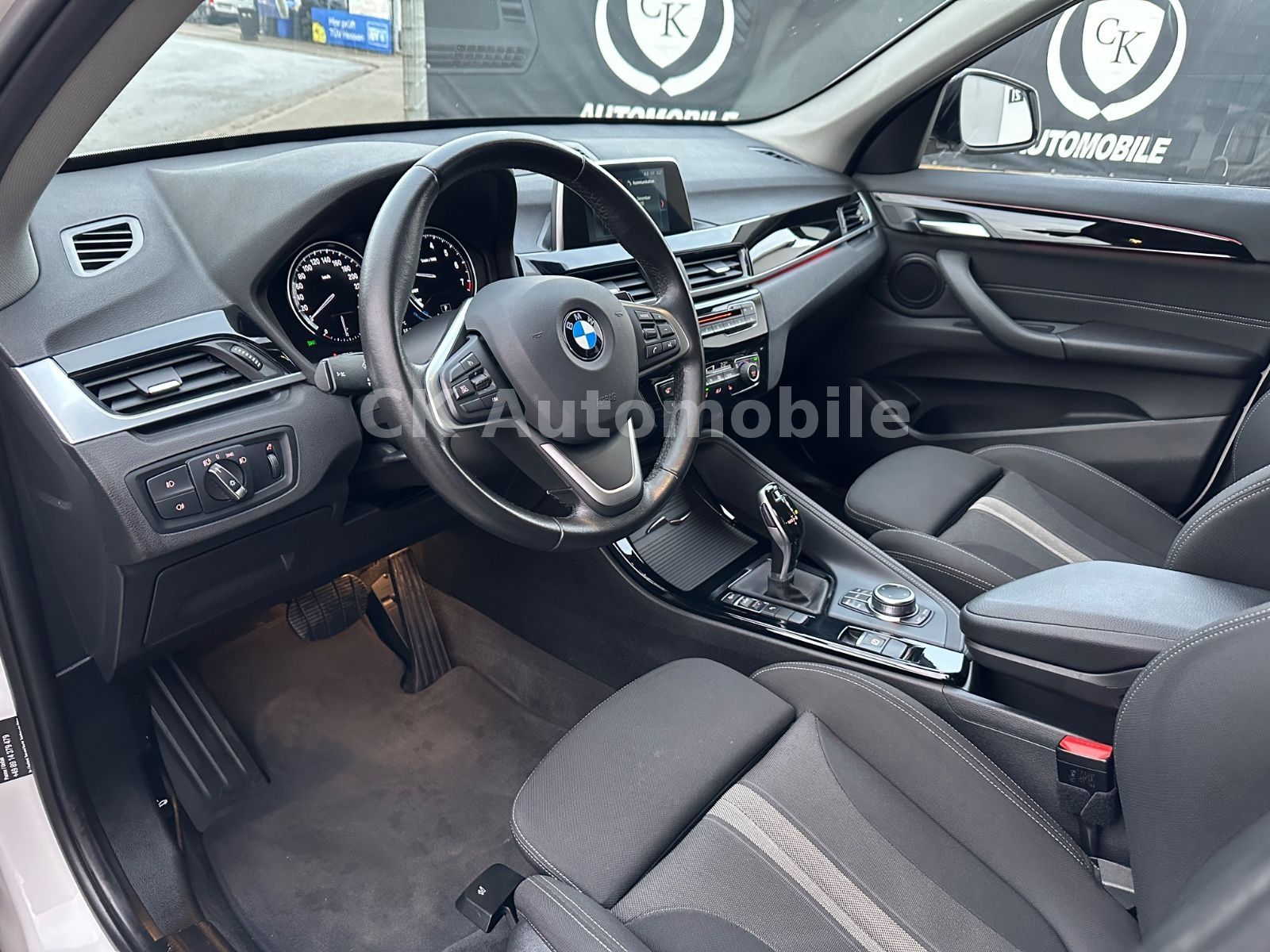 Fahrzeugabbildung BMW X1 sDrive 20i Sport-Line/Shadow-Line/Navi/LED