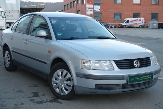 Volkswagen Passat 1.6 Highline/TÜV+SER.+ ZR./WAPU NEU/LEDER