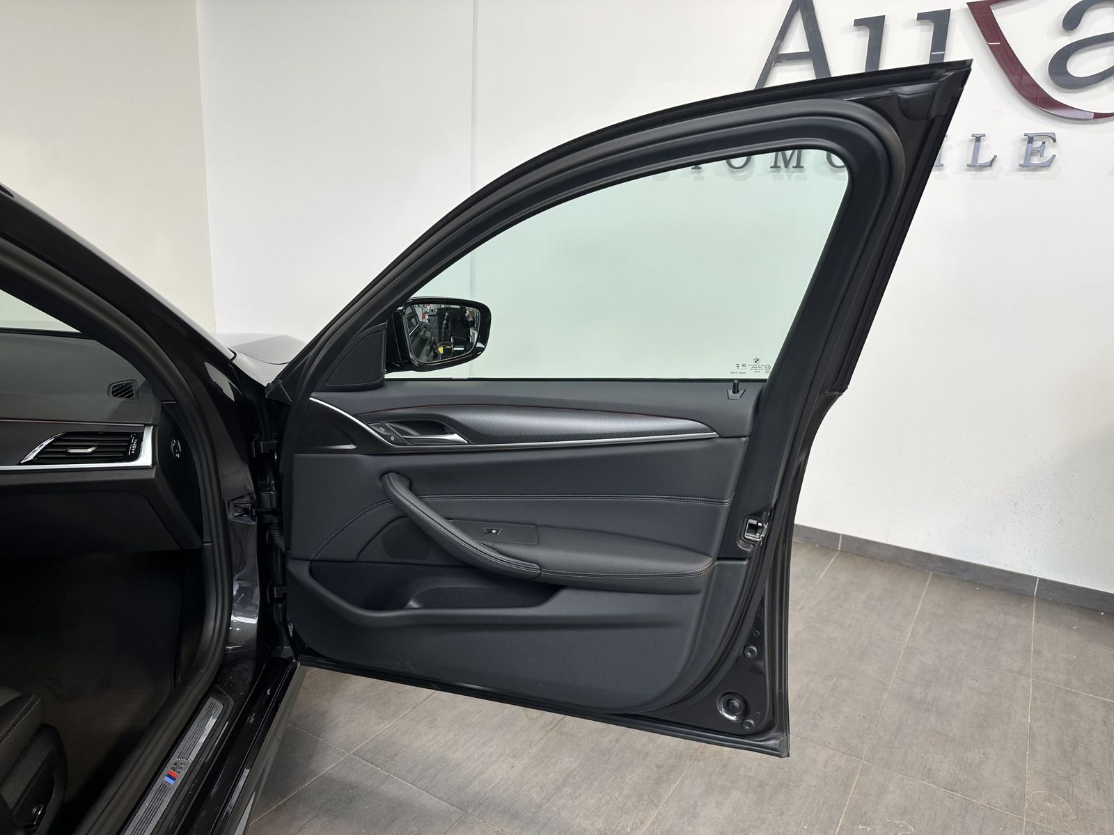 Fahrzeugabbildung BMW 520d M-Sport NAV+LED+ACC+SHZ+VCOCK+LEDER+KEYLESS