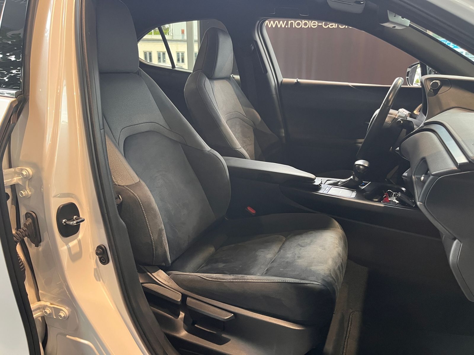 Fahrzeugabbildung Lexus UX 250 h Style AHK LED SHZ CARPLAY RFK