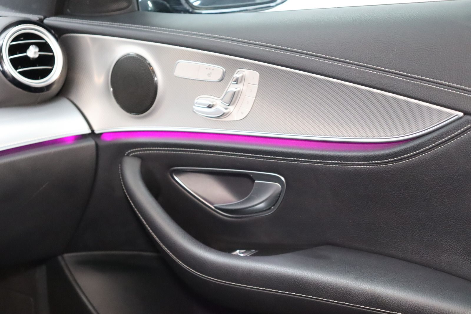 Fahrzeugabbildung Mercedes-Benz E 200 T 4Matic * Schiebedach * Navi * AMG line
