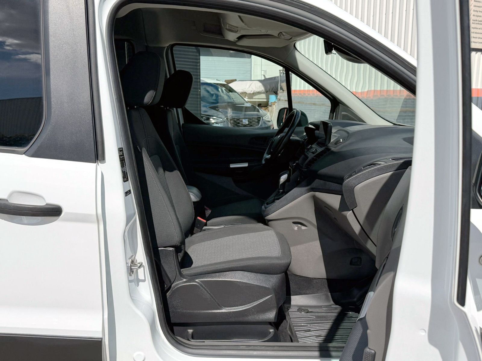Fahrzeugabbildung Ford Transit Connect 240 Kombi L2 ACC AHK KAM SHZ BT
