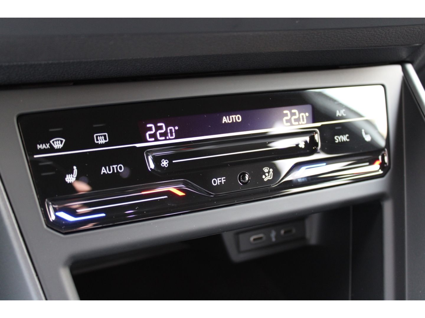 Fahrzeugabbildung Volkswagen Taigo 1.0 TSI R-Line LED ACCSHZ OPF Sportpaket N