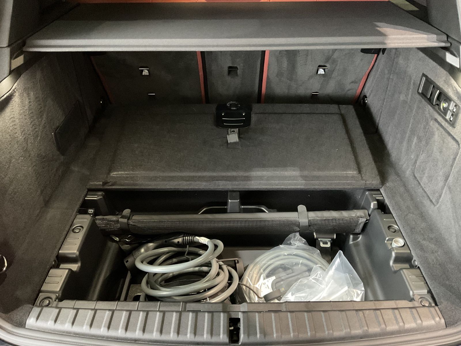 Fahrzeugabbildung BMW iX xDrive60 | Luftfederung | Sky Lounge | M-Spor