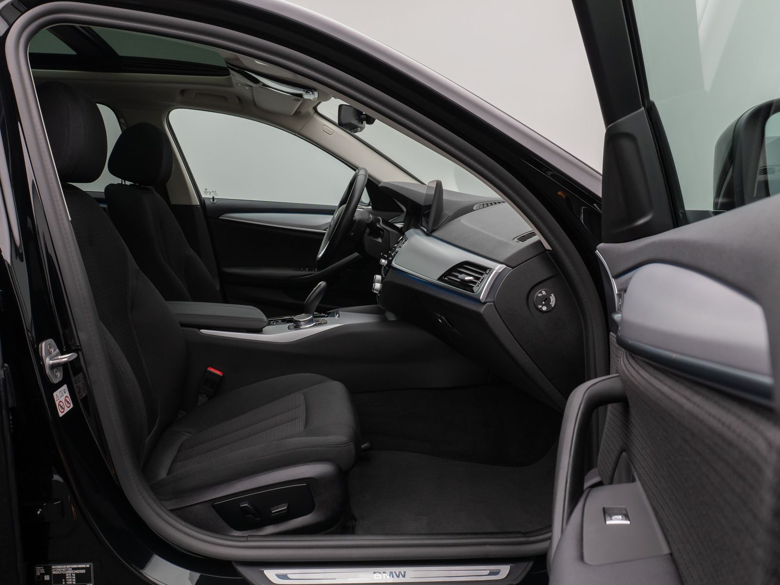 Fahrzeugabbildung BMW 530e xD Panorama Kamera CockPiPro DAB Alarm LED
