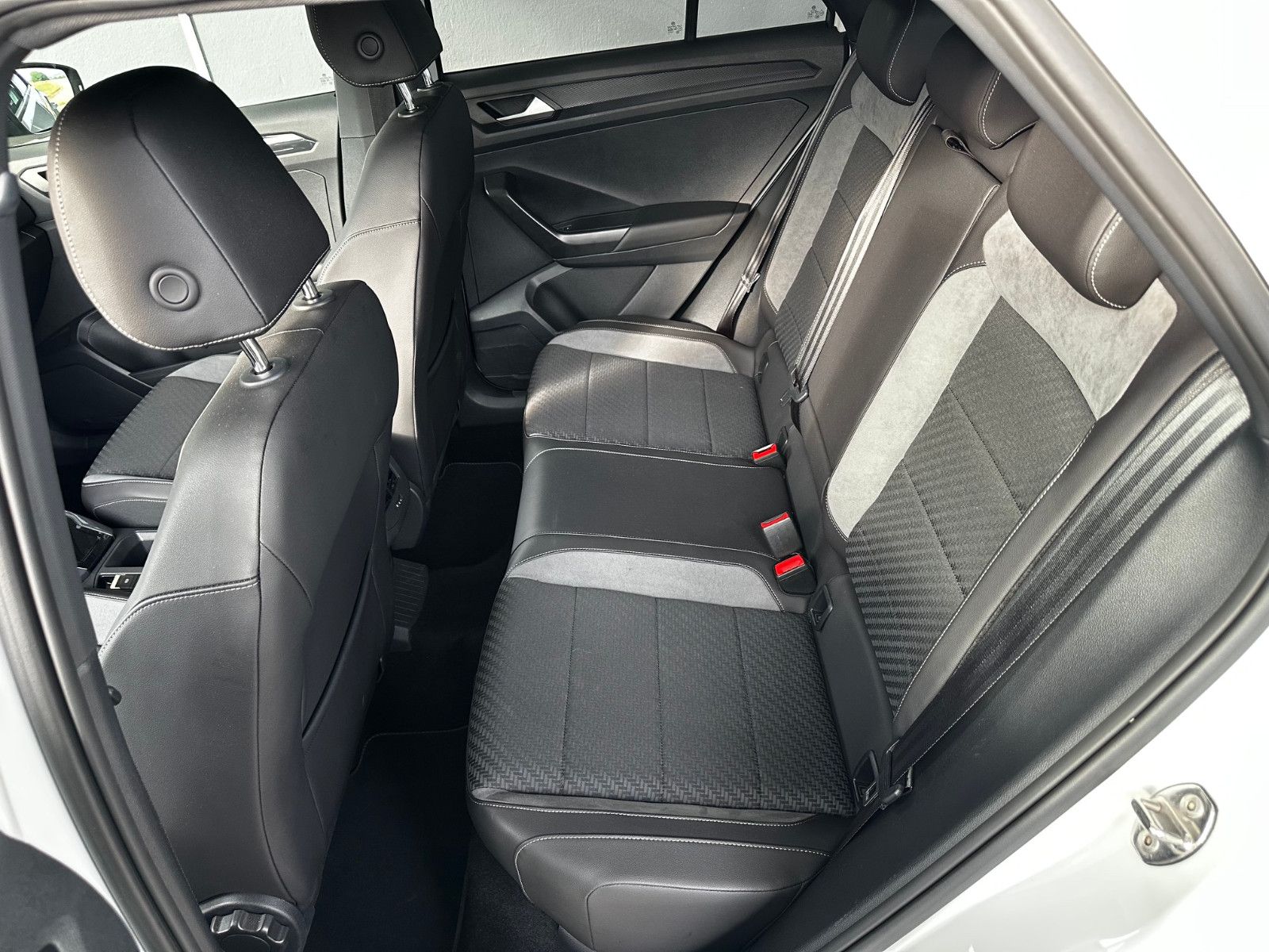 Volkswagen T-Roc 1.5TSi Sport R-Line — Bild 11
